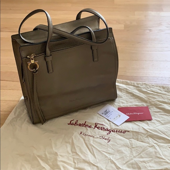 NWT Salvatore Ferragamo Amy Medium Gancio Tote Bag - Picture 3 of 15